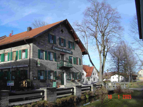 HUGLFING Kirche neben der Gaststätte Alter Wirth