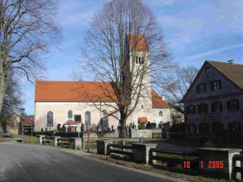 HUGLFING Kirche neben der Gaststätte Alter Wirth